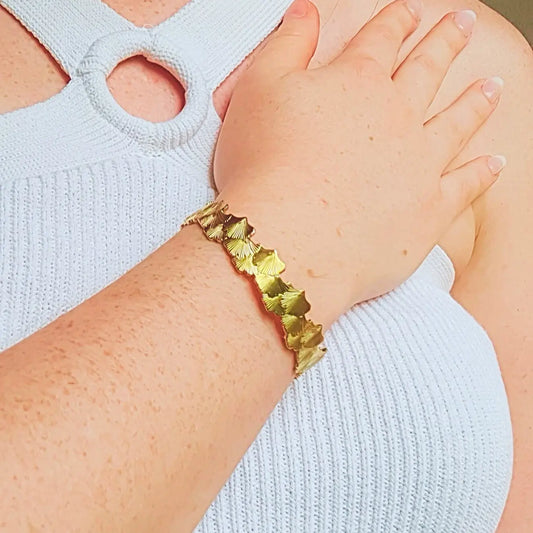 Bracelet doré en acier inoxydable avec pétales de fleurs gravés, réglable.