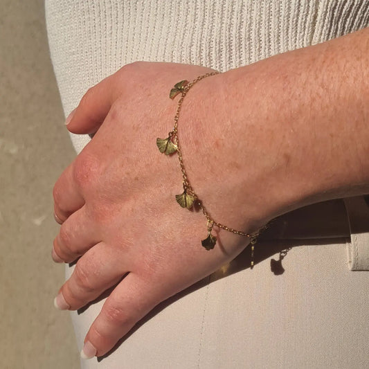 Bracelet doré pour femme en acier inoxydable, charms feuilles de ginkgo gravées, modèle Léontine – Eclosia Bijoux