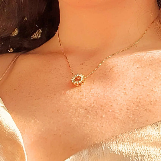 Collier doré femme en acier inoxydable, pendentif cercle serti de pierres scintillantes – modèle Yuna avec parure assortie Eclosia Bijoux