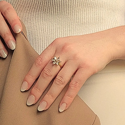 Bague fleur ajustable à toutes tailles de doigt en acier doré, pétales sertis de pierres zircons, résistante à l’eau et hypoallergénique, design élégant Eclosia Bijoux