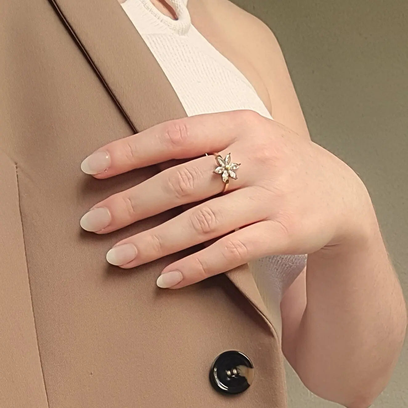 Bague fleur ajustable à toutes tailles de doigt en acier doré, pétales sertis de pierres zircons, résistante à l’eau et hypoallergénique, design élégant Eclosia Bijoux