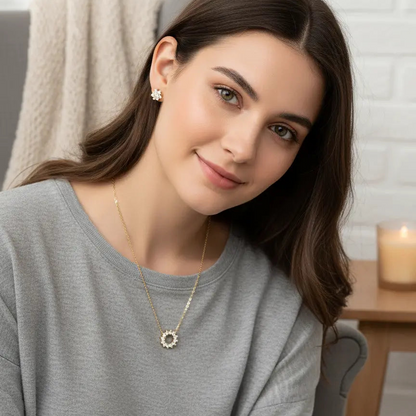 Collier YUNA ECLOSIA BIJOUX portée sur une modèle femme 