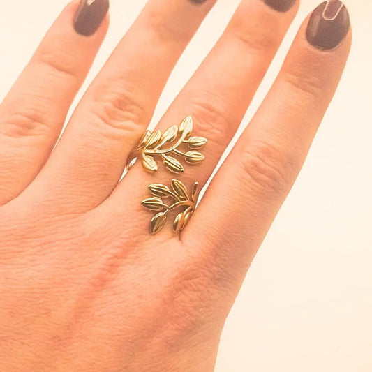 Bague végétale feuilles pétales de fleur dorée ajustable pour femme en acier inoxydable. Bijou élégant et bohème chic, inspiré de la nature. Idée cadeau pas cher idéale pour offrir en cadeau de noël ou cadeaux d'anniversaire femme.