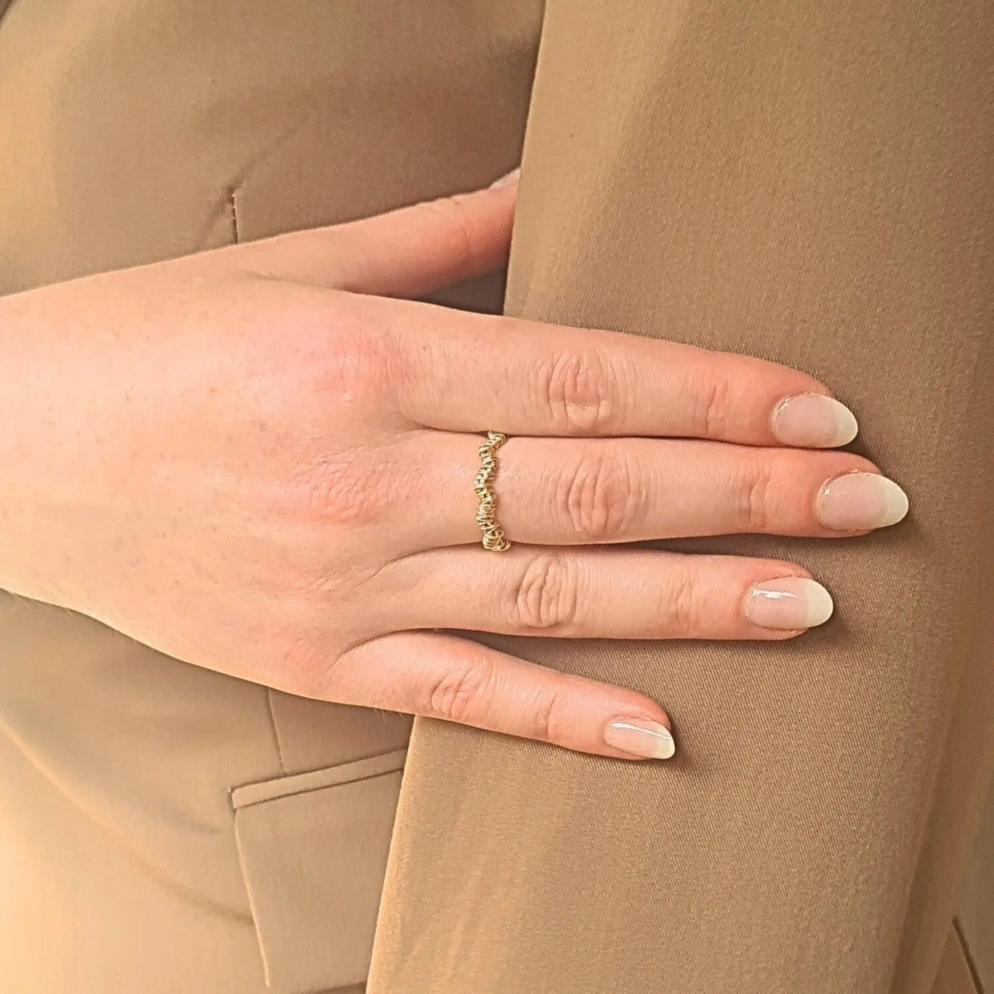 Bague amarante ouverte ajustable en acier inoxydable doré, design fils entrelacés look moderne et élégant, bijou fantaisie chic pour femme.