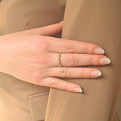 Bague amarante ouverte ajustable en acier inoxydable doré, design fils entrelacés look moderne et élégant, bijou fantaisie chic pour femme.