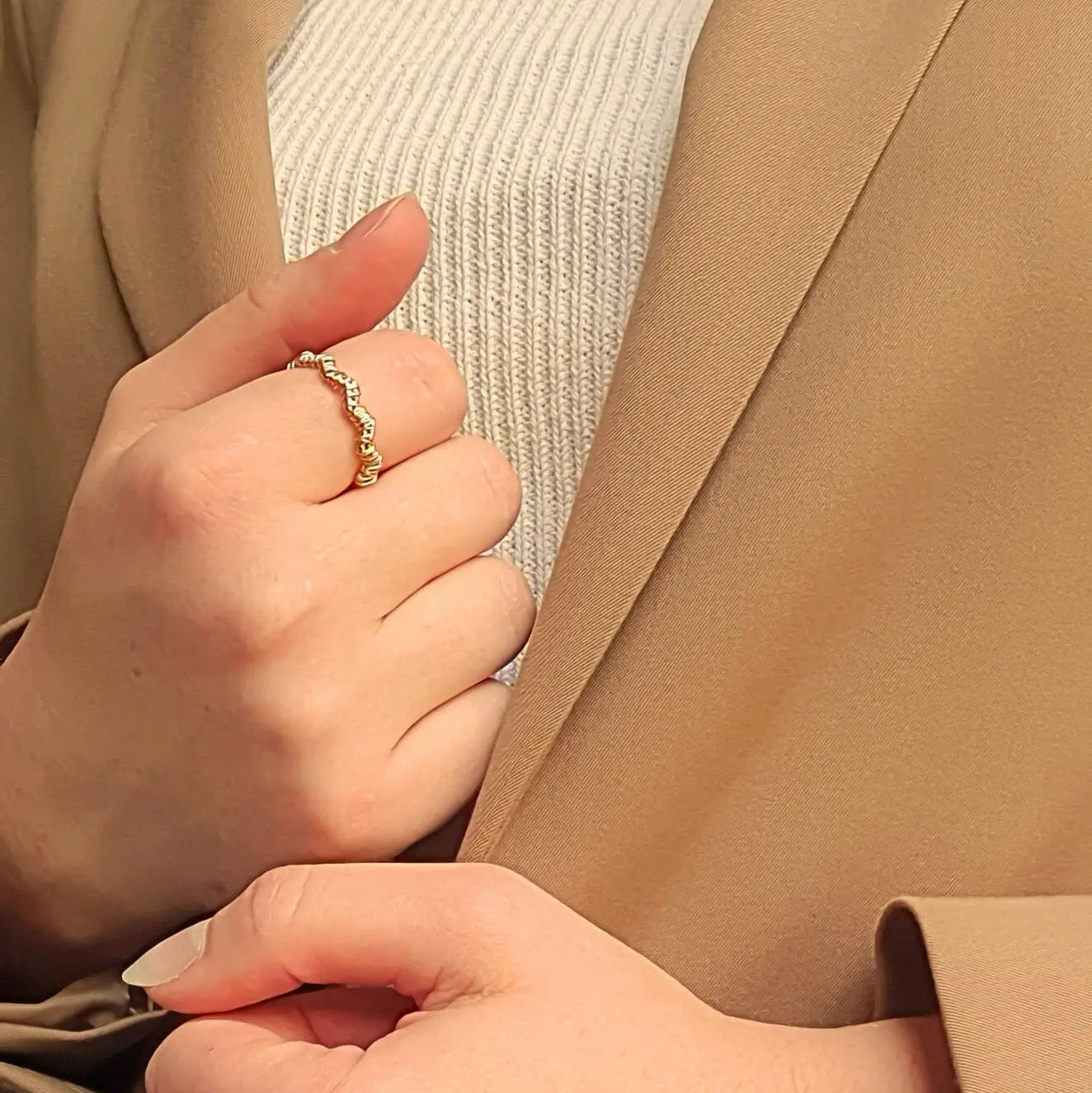 Bague amarante ouverte ajustable en acier inoxydable doré, design fils entrelacés look moderne et élégant, bijou fantaisie chic pour femme.