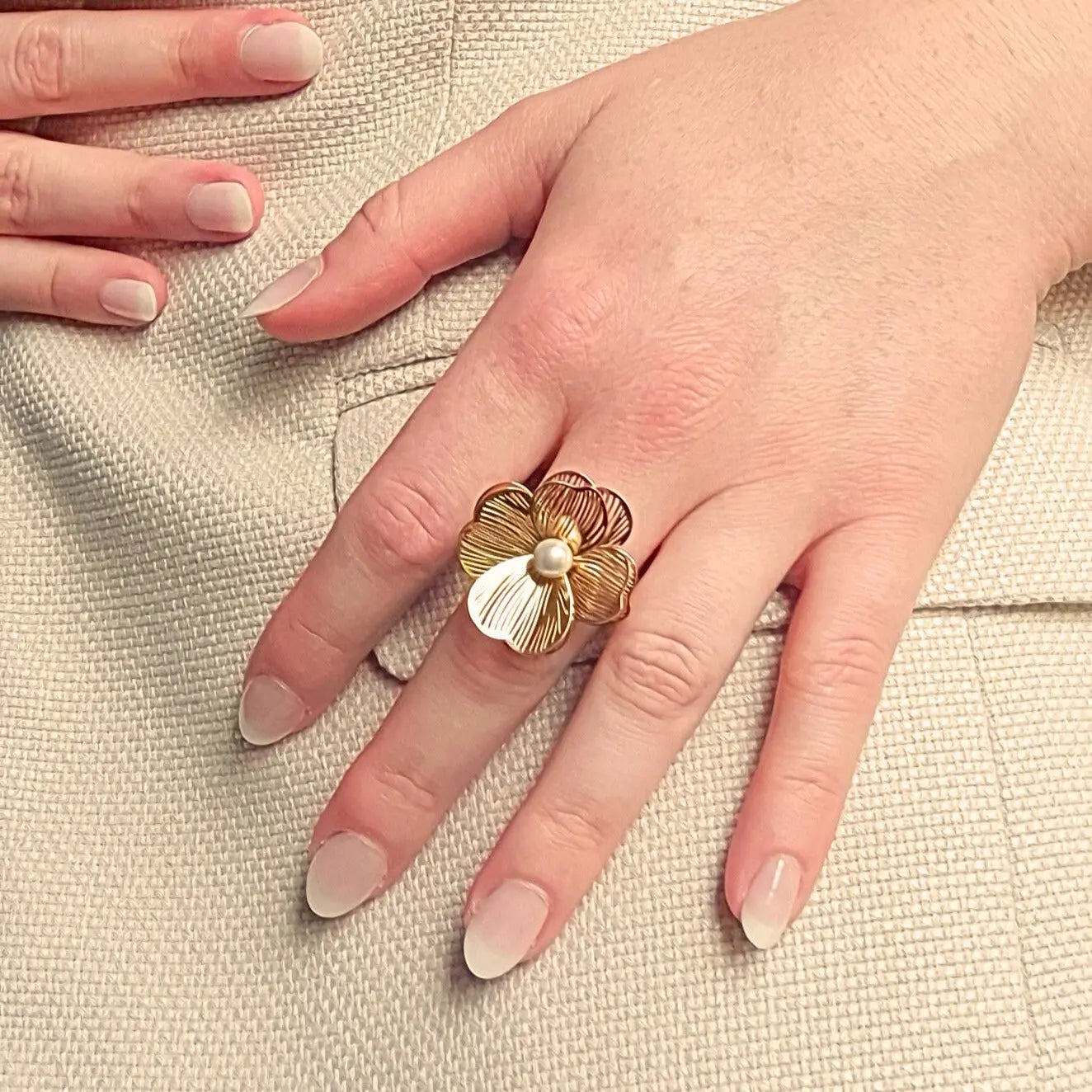 Bague fleur avec pétales dorée ajustable pour femme en acier inoxydable avec perle nacrée blanche centrale – forme d'orchidée. Bijou élégant et bohème chic, inspiré de la nature.