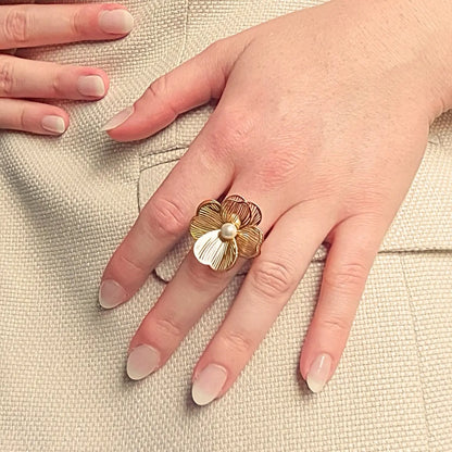 Bague fleur avec pétales dorée ajustable pour femme en acier inoxydable avec perle nacrée blanche centrale – forme d'orchidée. Bijou élégant et bohème chic, inspiré de la nature.
