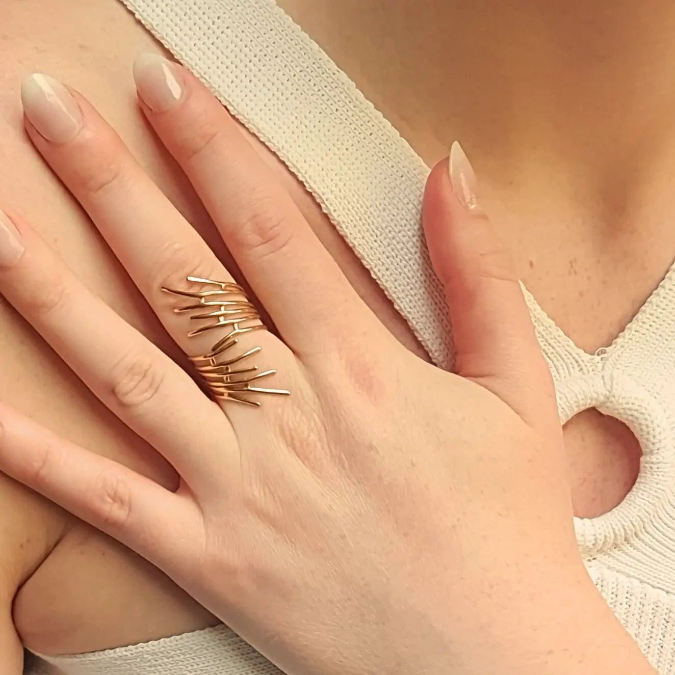 Bague ajustable en acier inoxydable doré, inspirée des lignes naturelles des racines. Une pièce élégante et puissante qui incarne la féminité libre et la force intérieure.