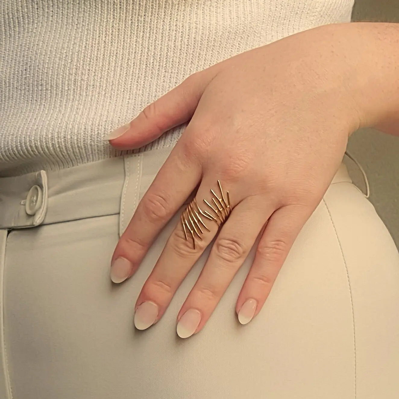 Bague ajustable en acier inoxydable doré, inspirée des lignes naturelles des racines. Une pièce élégante et puissante qui incarne la féminité libre et la force intérieure.