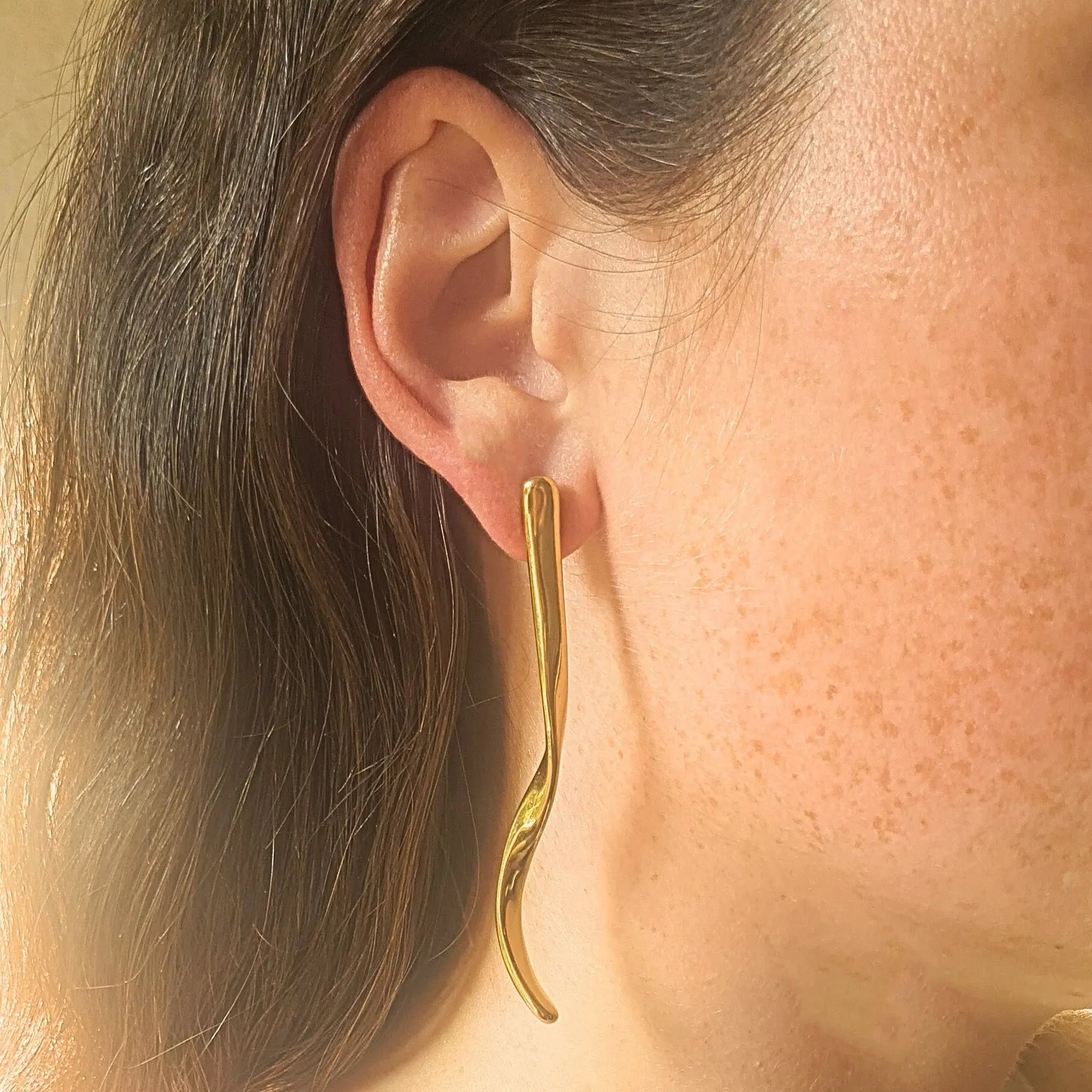 Boucles d’oreilles longues ondulées en acier inoxydable doré hypoallergénique, bijou élégant pour femme.