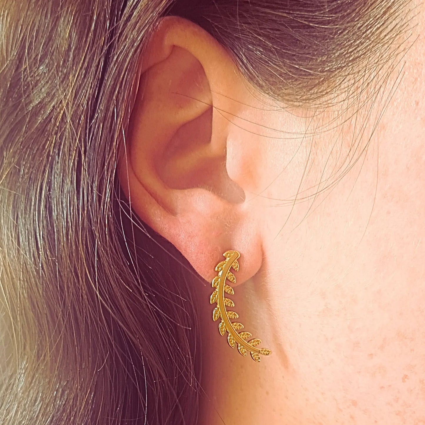 Boucles d’oreilles femme dorées en acier inoxydable hypoallergénique, design feuille de laurier chic et tendance, bijoux Éclosia ajustables et durables.