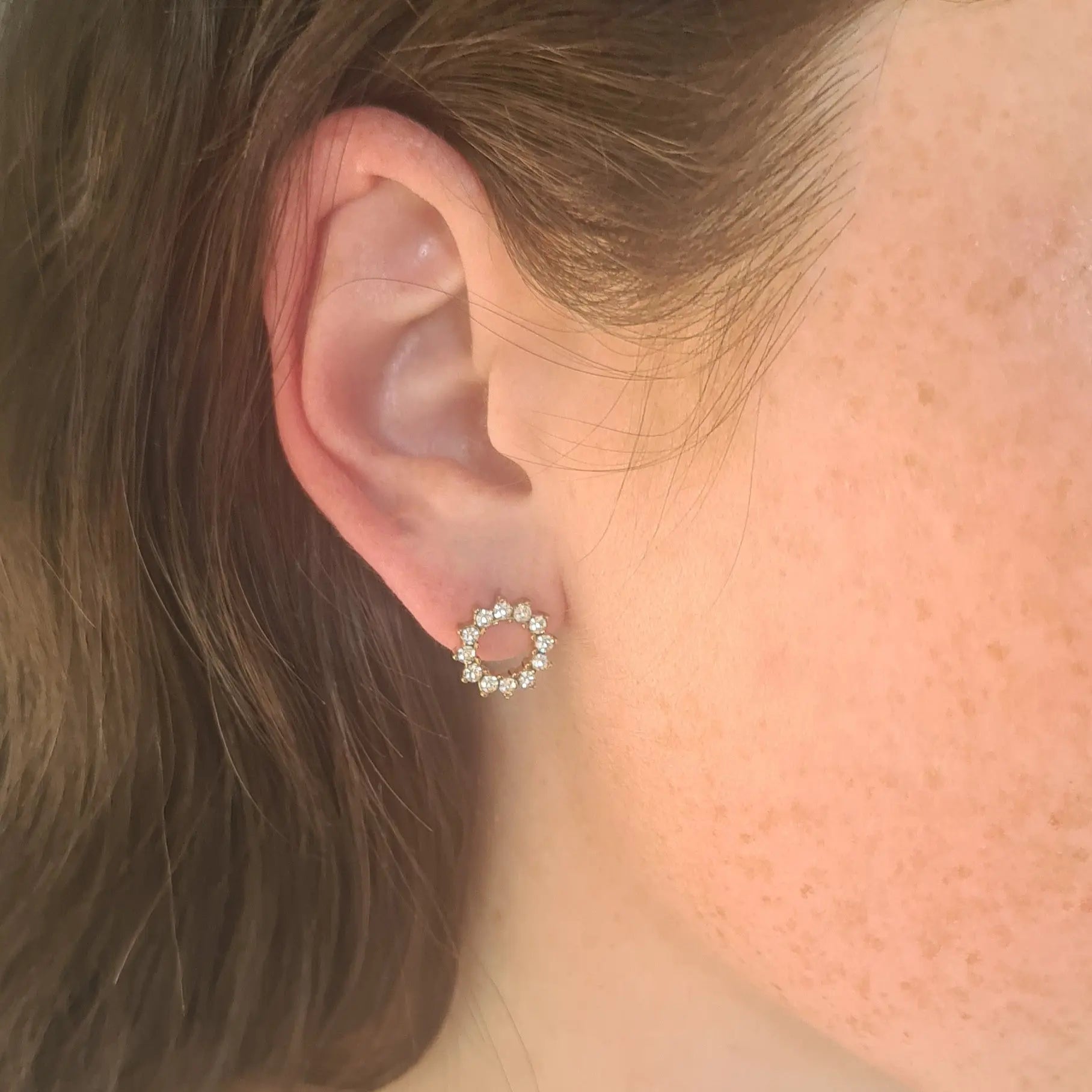 Boucles d’oreilles dorées femme en acier inoxydable, design cercle serti de pierres scintillantes – modèle Yuna assorti au collier Eclosia Bijoux