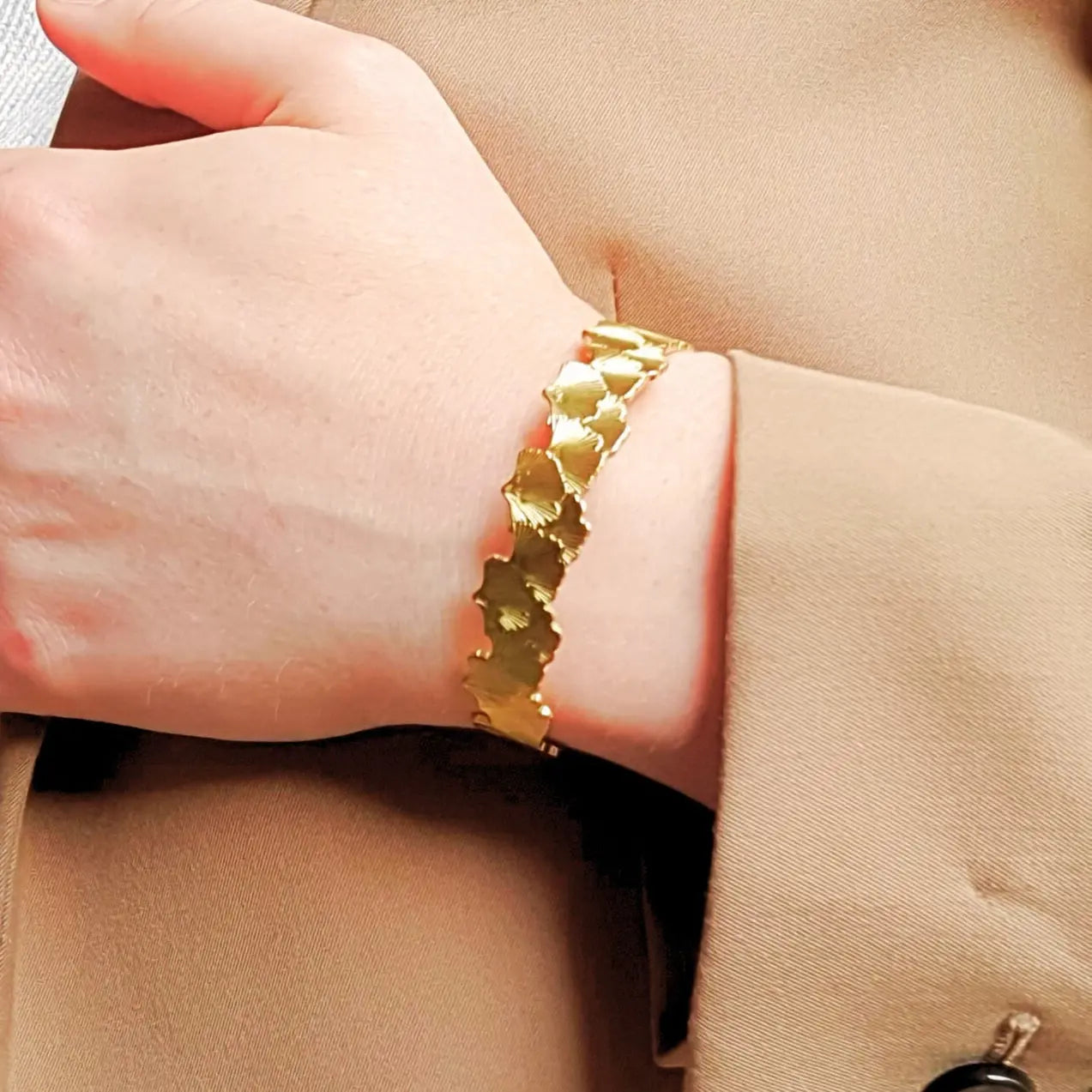 Bracelet doré en acier inoxydable avec pétales de fleurs gravés, réglable.