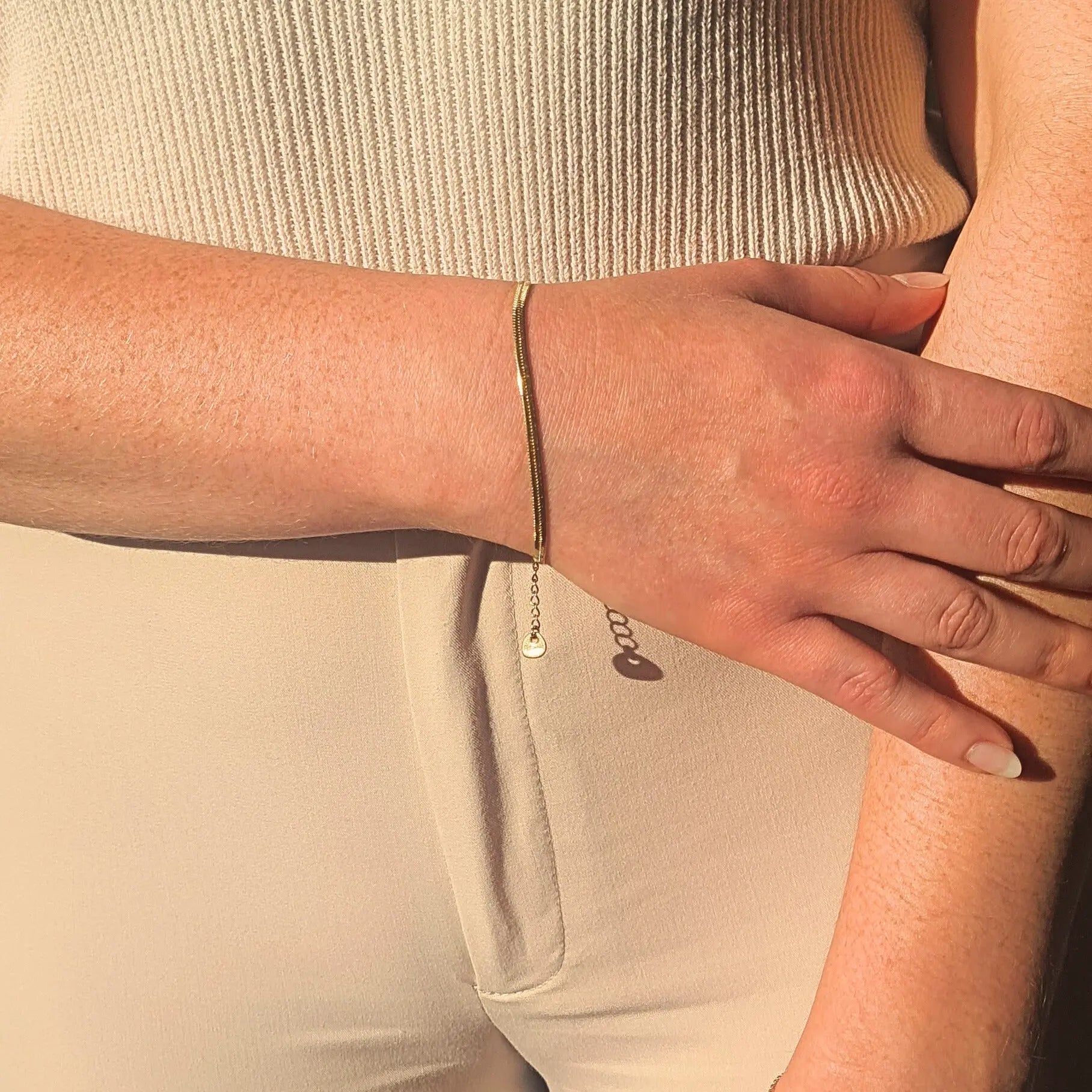 Bracelet chaîne serpent en acier inoxydable doré avec pendentif cœur, bijou tendance femme élégant ajustable réglable et hypoallergénique. Eclosia bijoux