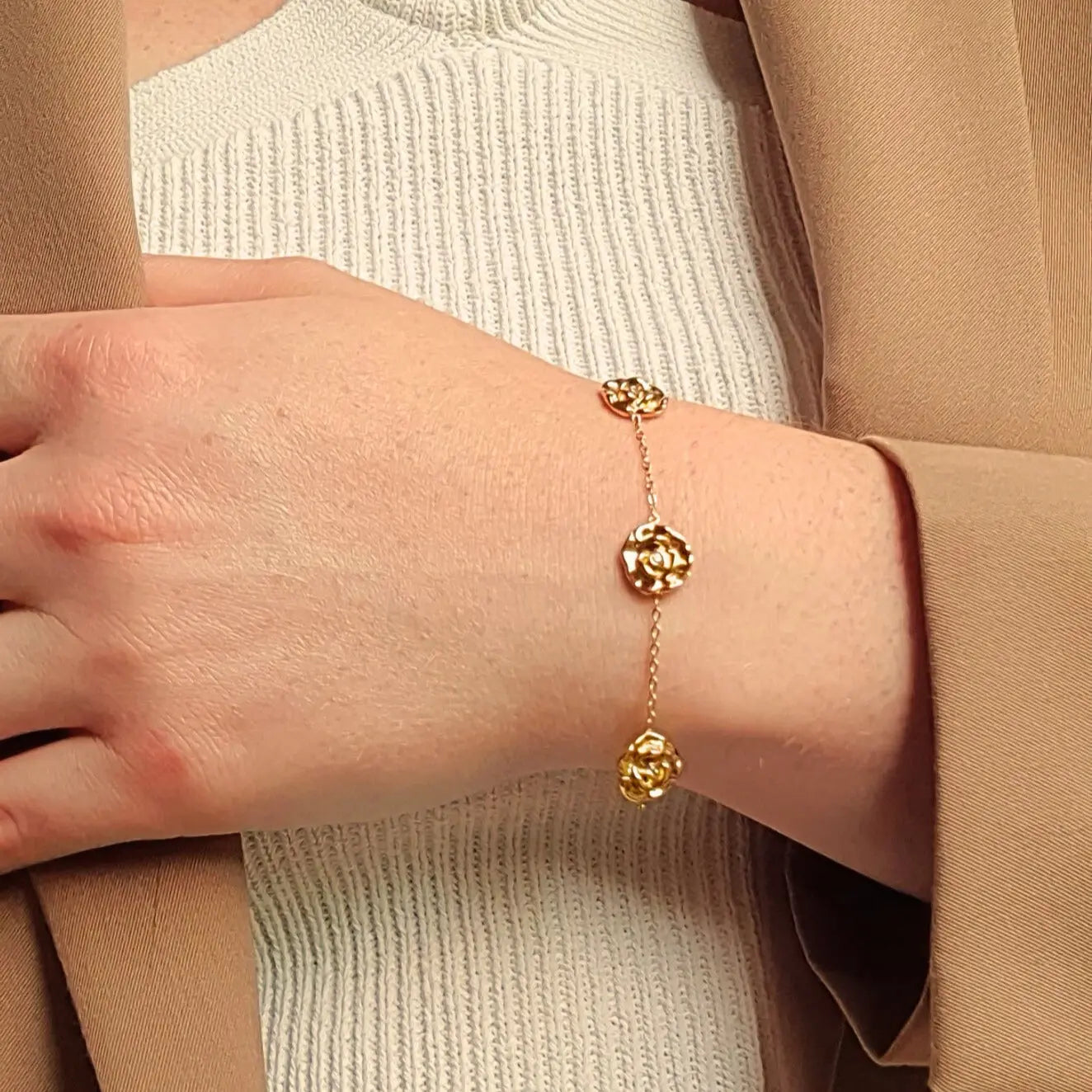 Bracelet doré en acier inoxydable avec trois pendentifs roses ajourées et chaîne fine, réglable, assorti à un collier du même design. Éclosia Bijoux