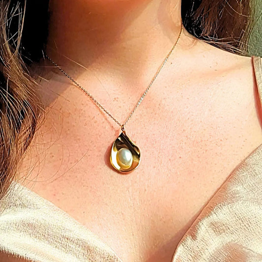 Collier doré pour femme en acier inoxydable, pendentif goutte avec perle nacrée blanche – modèle Aurore par Eclosia Bijoux