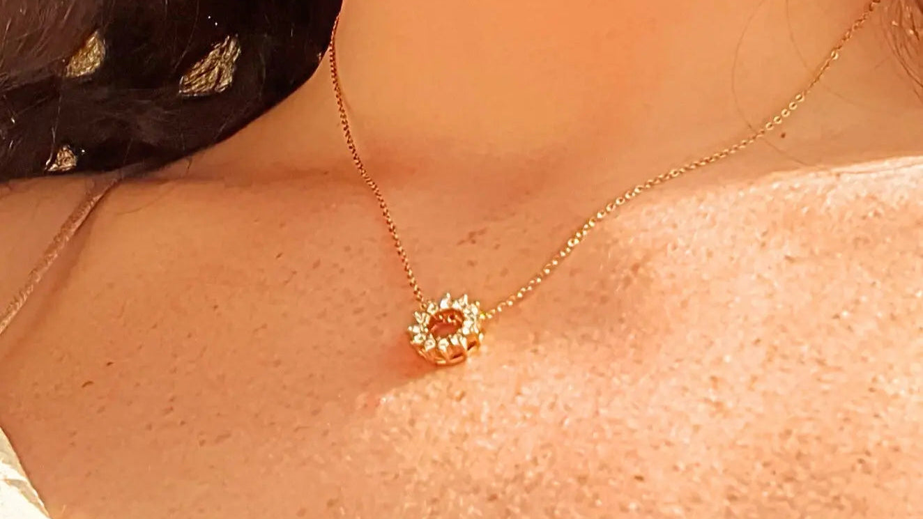 Collier doré femme en acier inoxydable, pendentif cercle serti de pierres scintillantes – modèle Yuna avec parure assortie Eclosia Bijoux