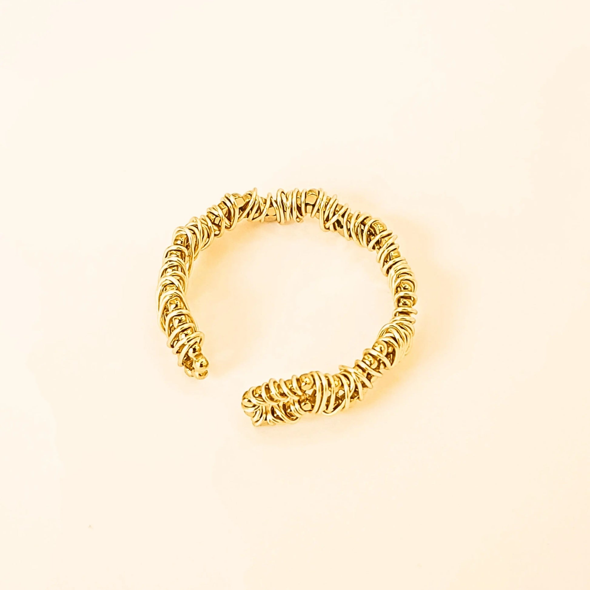 Bague amarante ouverte ajustable en acier inoxydable doré, design fils entrelacés look moderne et élégant, bijou fantaisie chic pour femme.