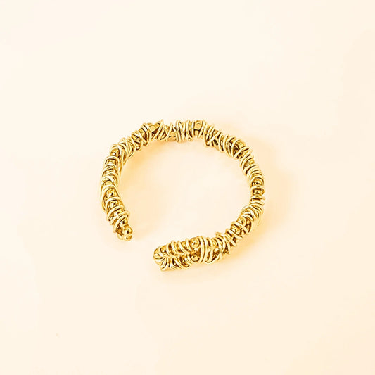 Bague amarante ouverte ajustable en acier inoxydable doré, design fils entrelacés look moderne et élégant, bijou fantaisie chic pour femme.