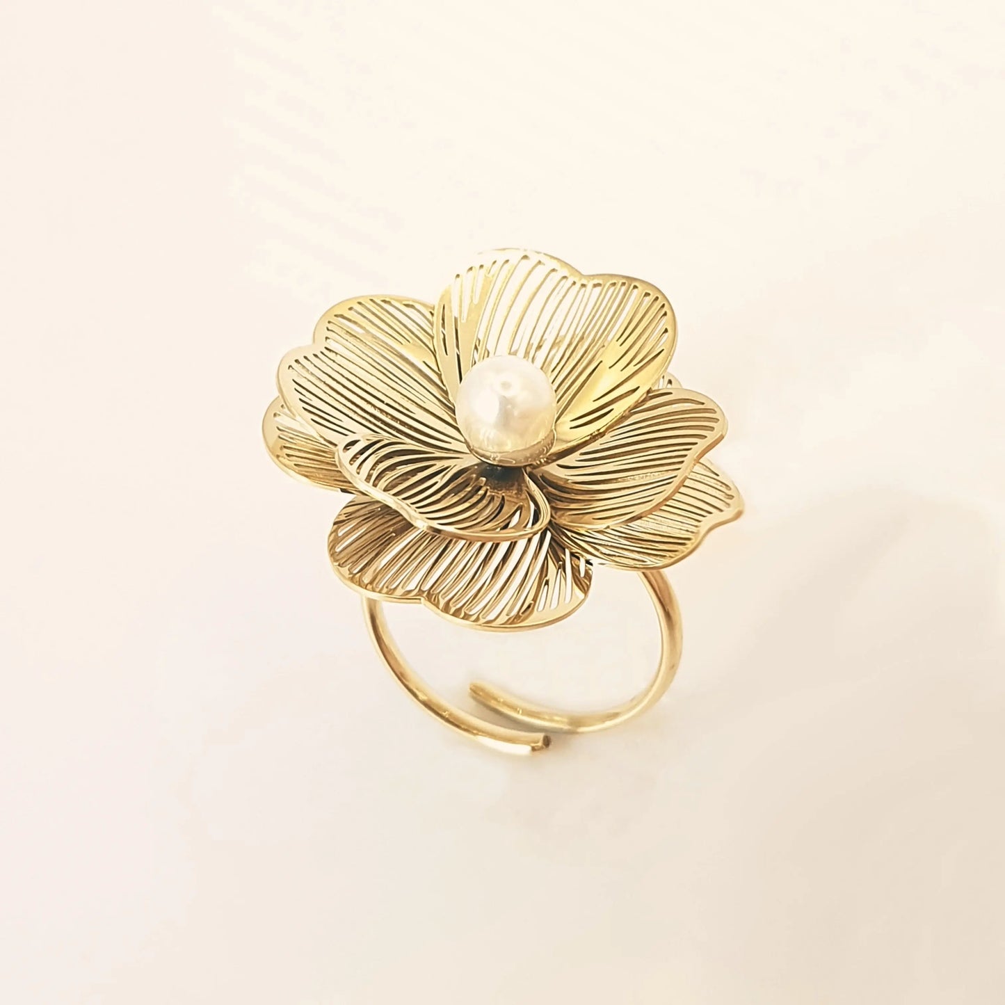 Bague fleur avec pétales dorée ajustable pour femme en acier inoxydable avec perle nacrée blanche centrale – forme d'orchidée. Bijou élégant et bohème chic, inspiré de la nature.