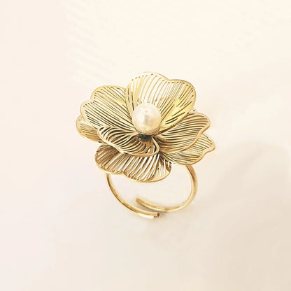 Bague fleur avec pétales dorée ajustable pour femme en acier inoxydable avec perle nacrée blanche centrale – forme d'orchidée. Bijou élégant et bohème chic, inspiré de la nature.