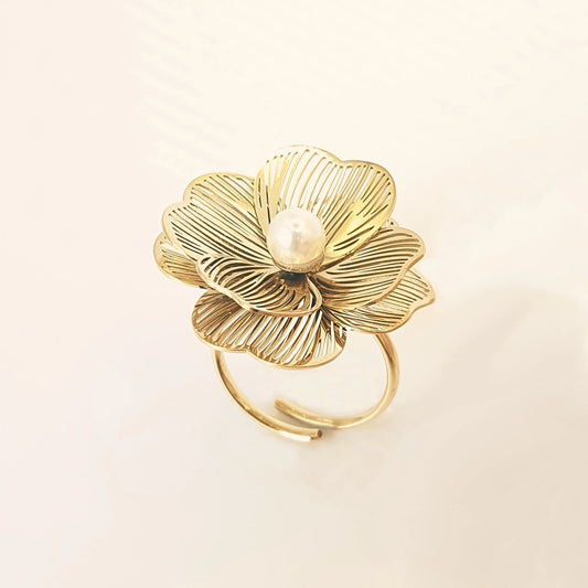 Bague fleur avec pétales dorée ajustable pour femme en acier inoxydable avec perle nacrée blanche centrale – forme d'orchidée. Bijou élégant et bohème chic, inspiré de la nature.