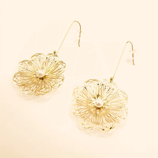 Paire de boucles d’oreilles pendantes en acier inoxydable doré, en forme de grandes fleurs ajourées avec perle blanche au centre.