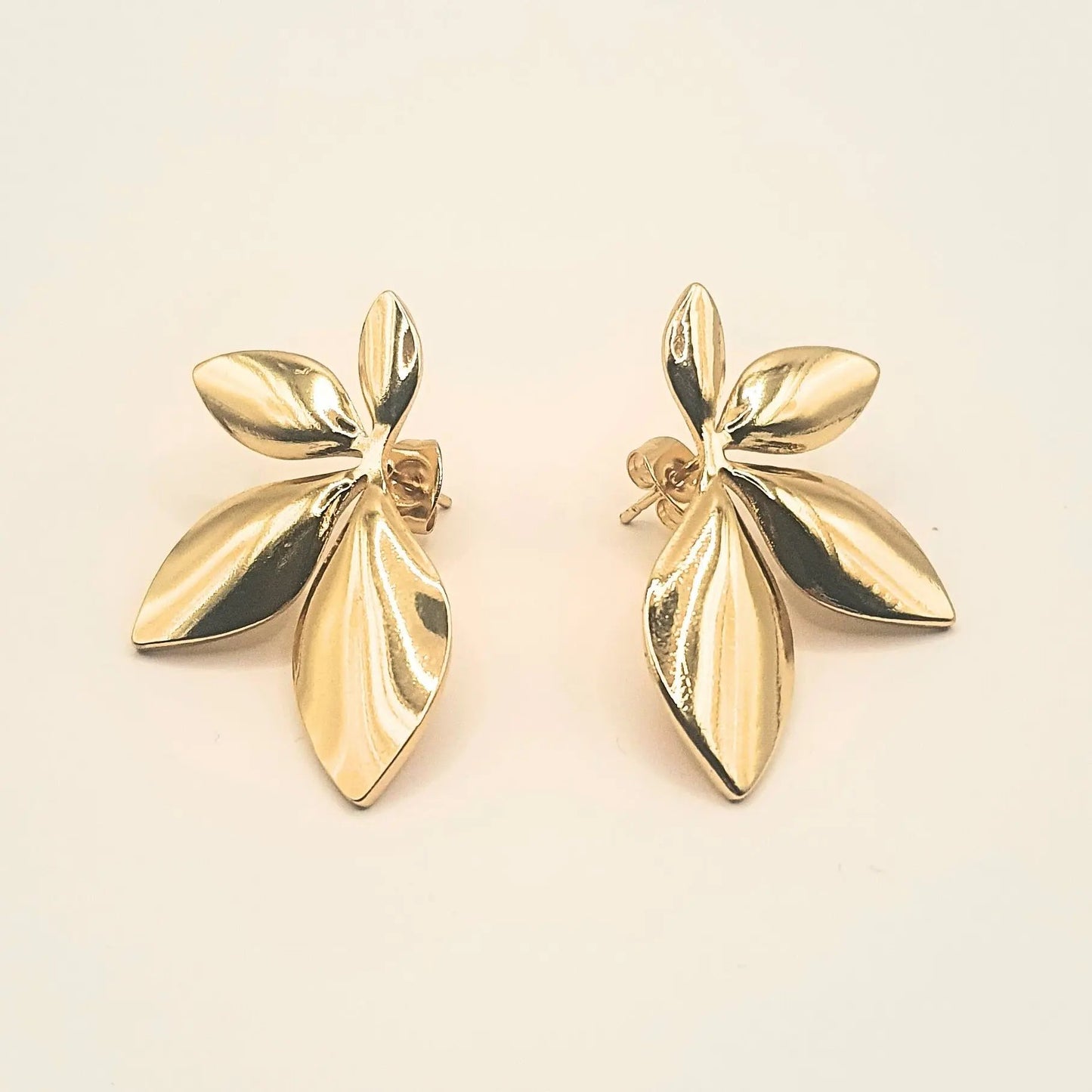 Boucles d’oreilles femme dorées en acier inoxydable hypoallergénique, design feuille pétale fleur bohème et tendance, bijoux Éclosia ajustables et durables.