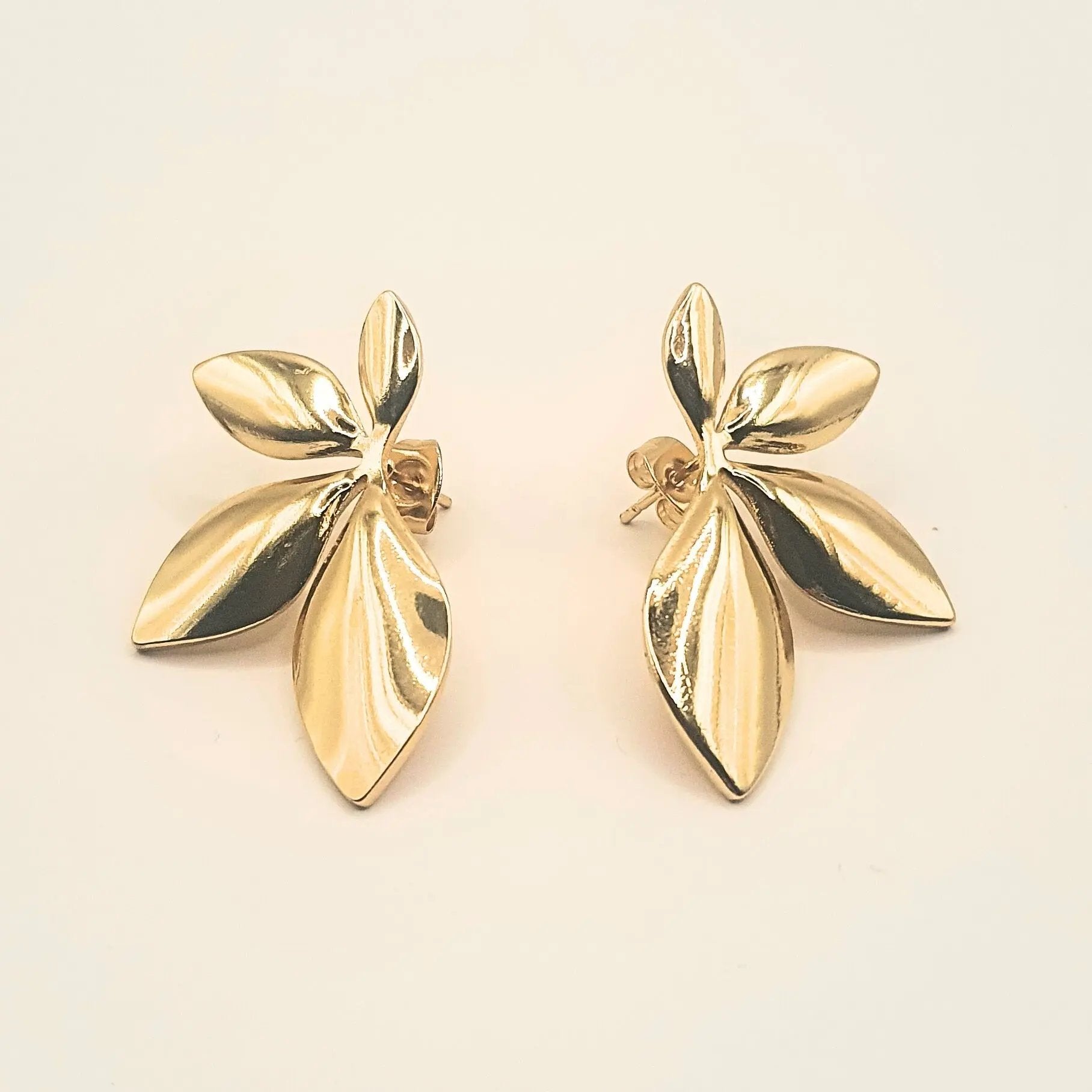 Boucles d’oreilles femme dorées en acier inoxydable hypoallergénique, design feuille pétale fleur bohème et tendance, bijoux Éclosia ajustables et durables.