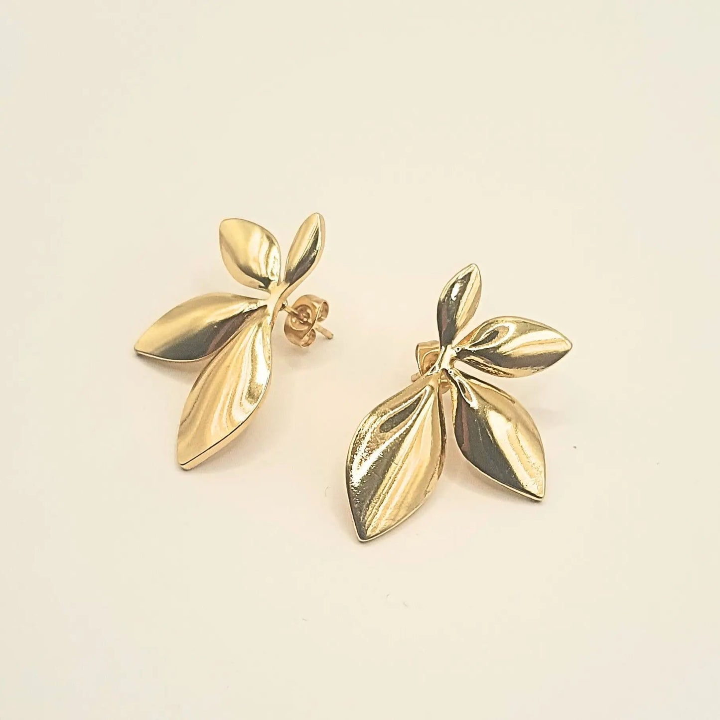 Boucles d’oreilles femme dorées en acier inoxydable hypoallergénique, design feuille pétale fleur bohème et tendance, bijoux Éclosia ajustables et durables.