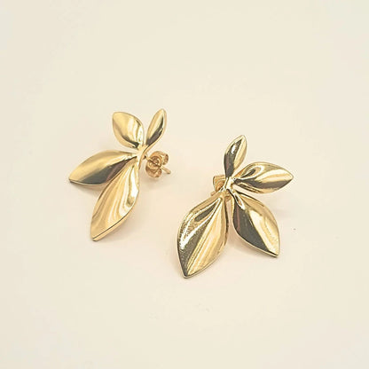 Boucles d’oreilles femme dorées en acier inoxydable hypoallergénique, design feuille pétale fleur bohème et tendance, bijoux Éclosia ajustables et durables.