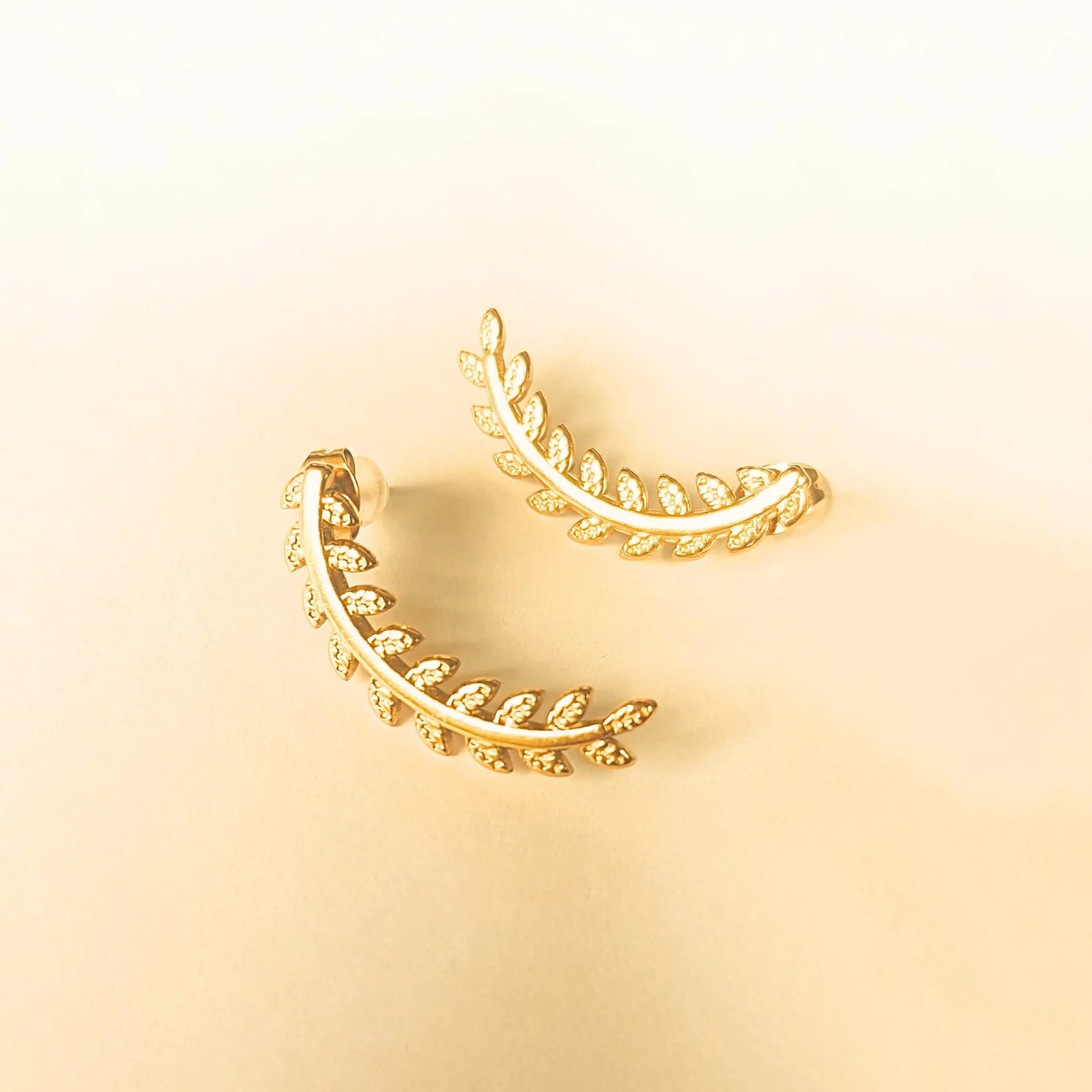 Boucles d’oreilles femme dorées en acier inoxydable hypoallergénique, design feuille de laurier chic et tendance, bijoux Éclosia ajustables et durables.