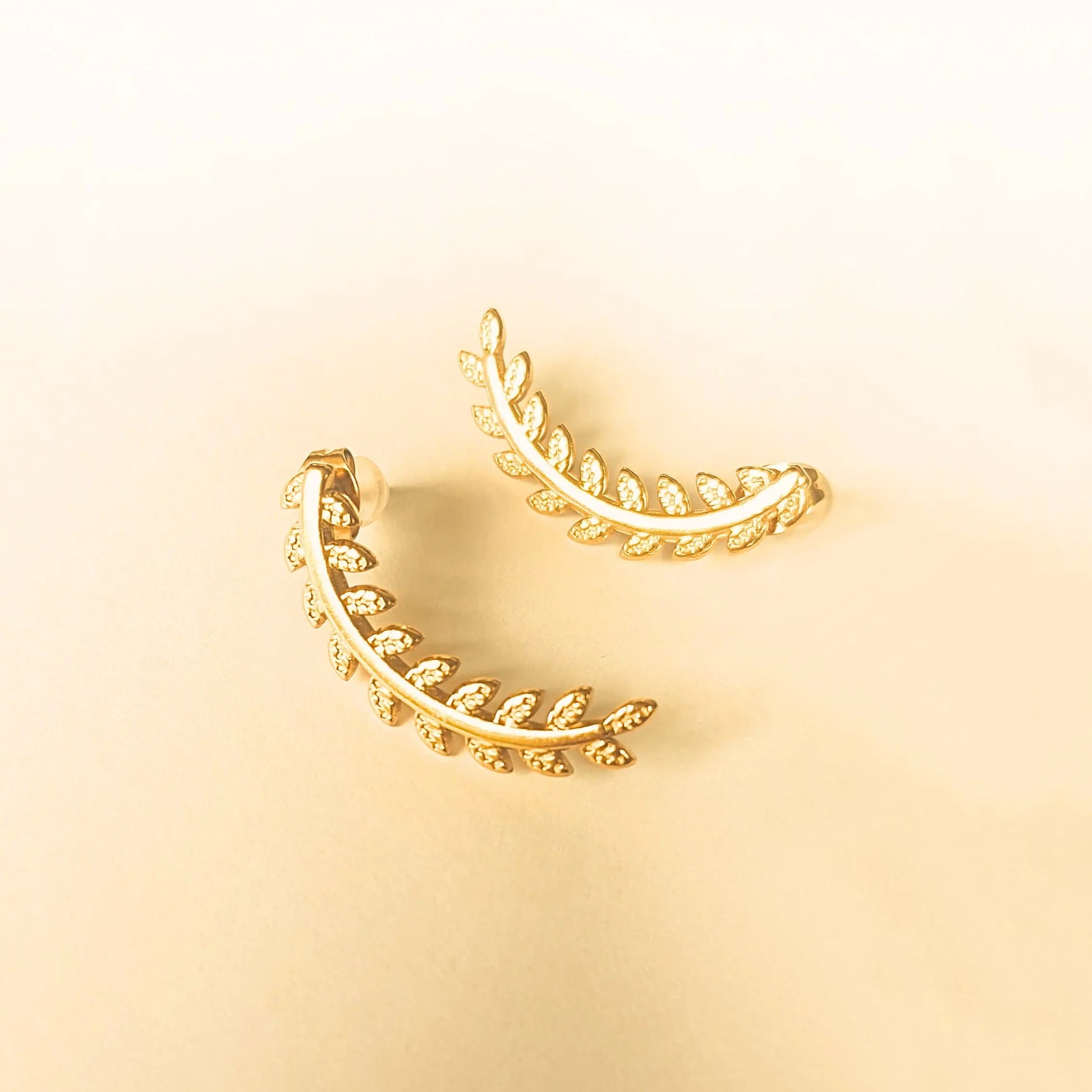 Boucles d’oreilles femme dorées en acier inoxydable hypoallergénique, design feuille de laurier chic et tendance, bijoux Éclosia ajustables et durables.