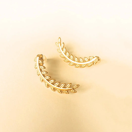 Boucles d’oreilles femme dorées en acier inoxydable hypoallergénique, design feuille de laurier chic et tendance, bijoux Éclosia ajustables et durables.
