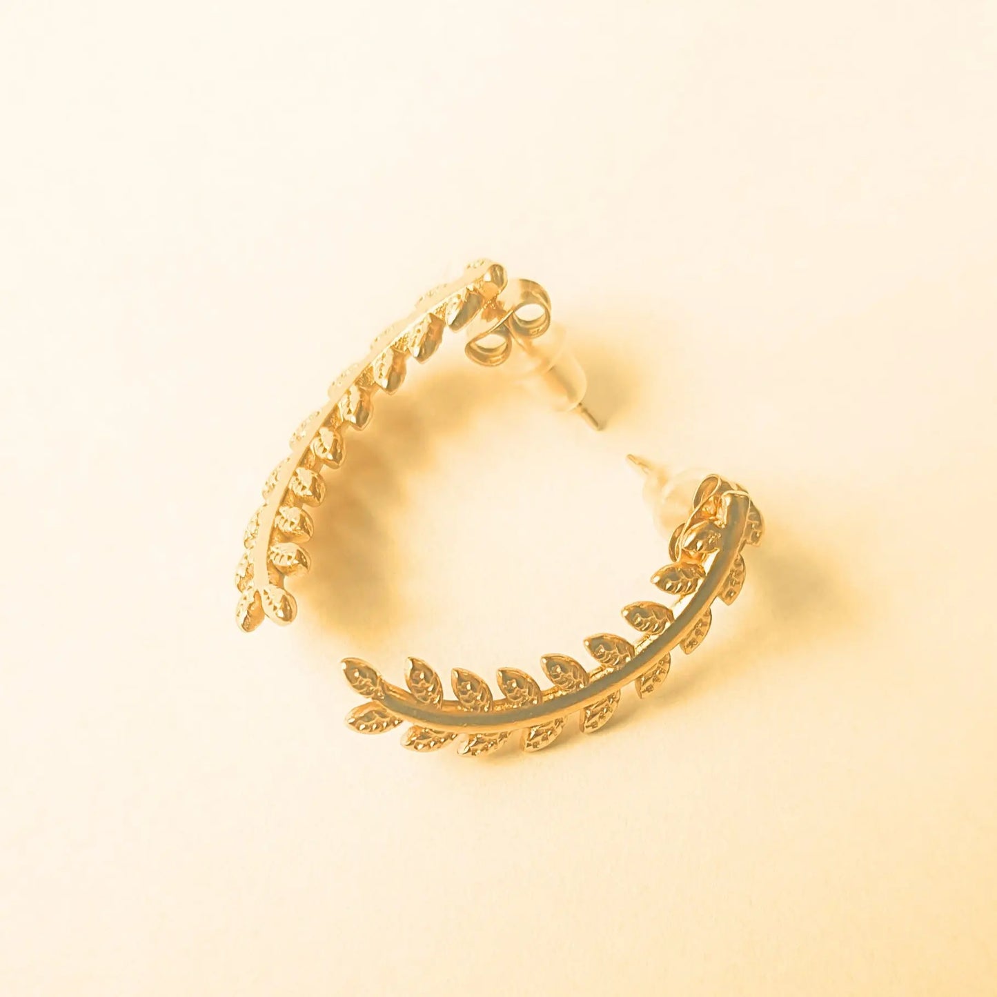 Boucles d’oreilles femme dorées en acier inoxydable hypoallergénique, design feuille de laurier chic et tendance, bijoux Éclosia ajustables et durables.