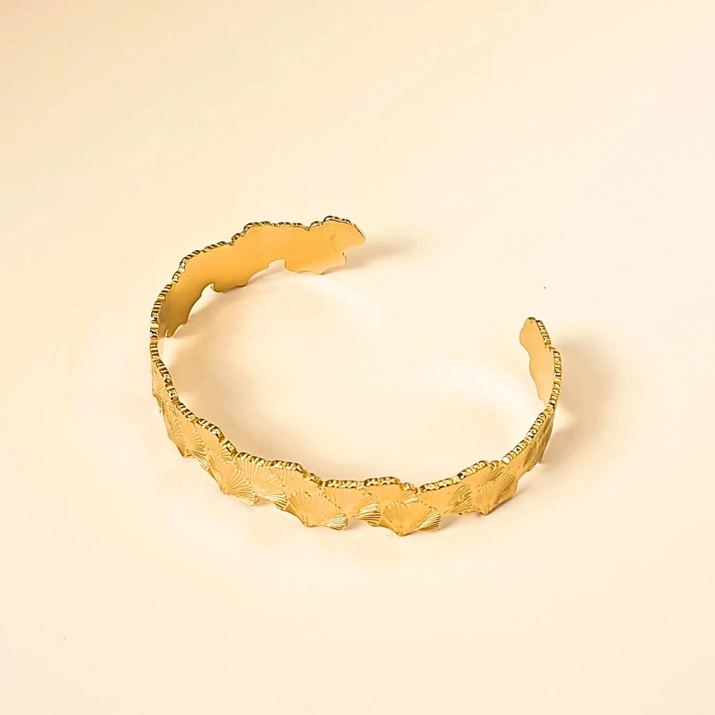 Bracelet doré en acier inoxydable avec pétales de fleurs gravés, réglable.