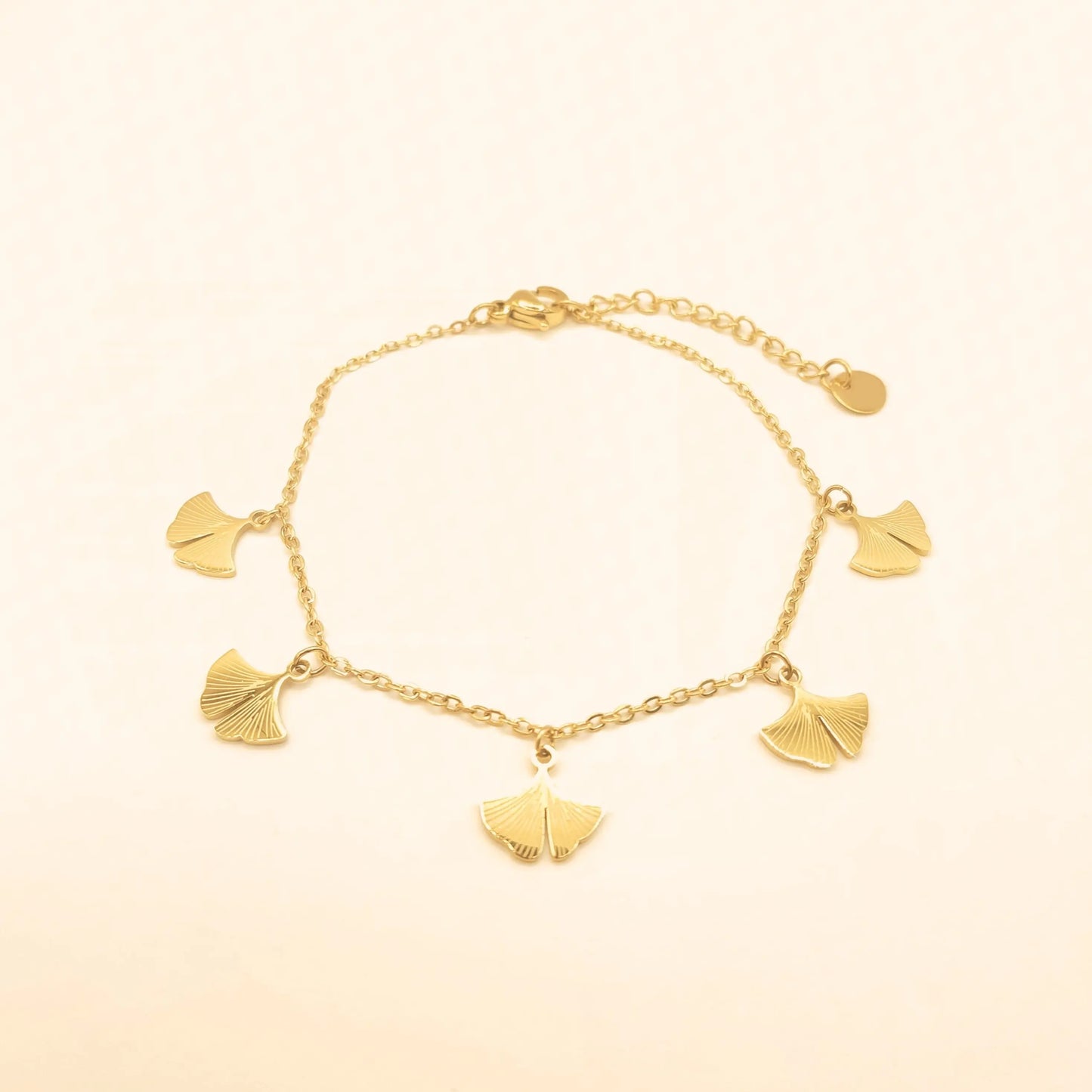 Bracelet doré pour femme en acier inoxydable, charms feuilles de ginkgo gravées, modèle Léontine – Eclosia Bijoux