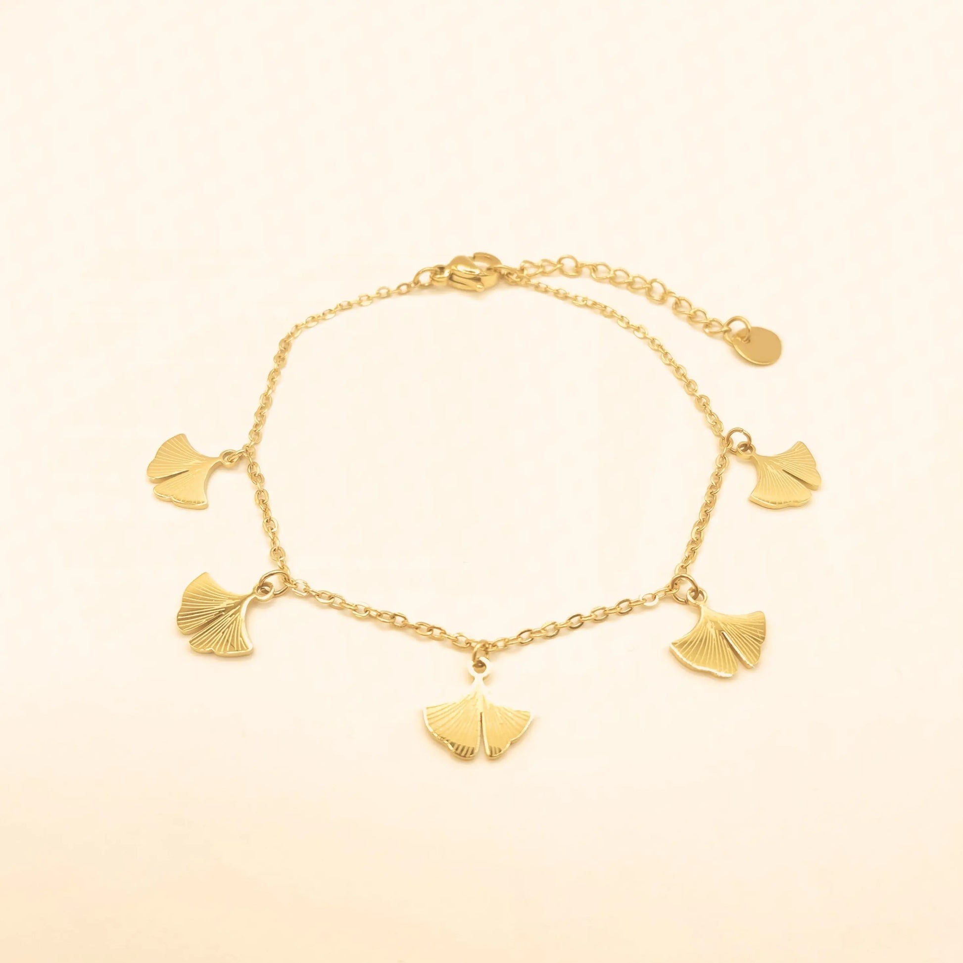 Bracelet doré pour femme en acier inoxydable, charms feuilles de ginkgo gravées, modèle Léontine – Eclosia Bijoux