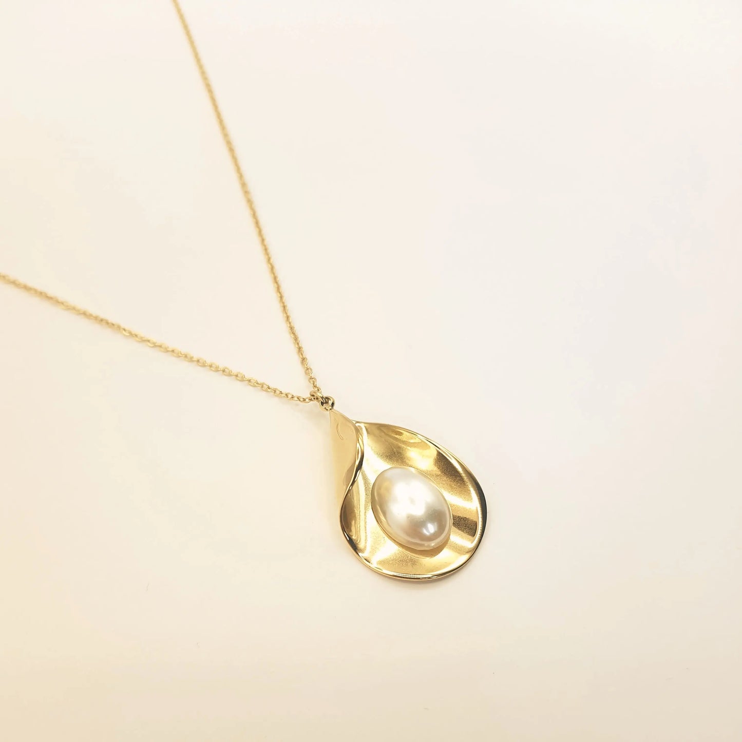 Collier doré pour femme en acier inoxydable, pendentif goutte avec perle nacrée blanche – modèle Aurore par Eclosia Bijoux