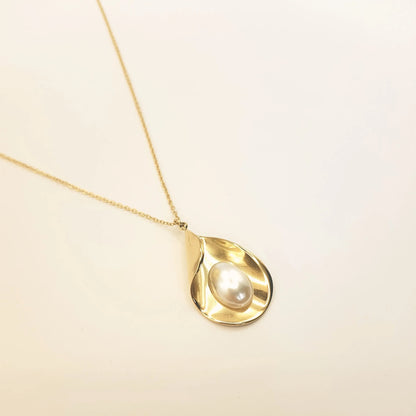 Collier doré pour femme en acier inoxydable, pendentif goutte avec perle nacrée blanche – modèle Aurore par Eclosia Bijoux