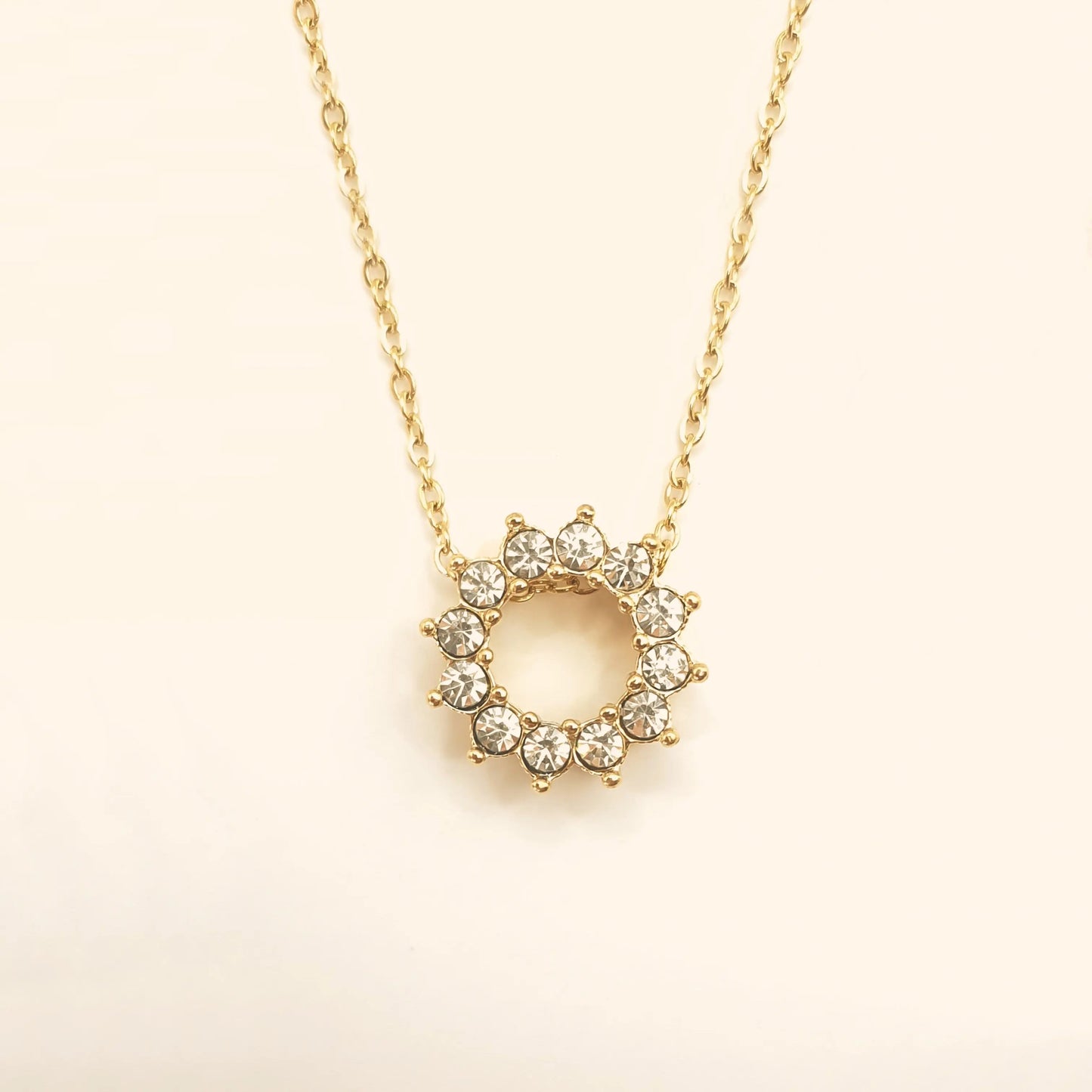 Collier doré femme en acier inoxydable, pendentif cercle serti de pierres scintillantes – modèle Yuna avec parure assortie Eclosia Bijoux