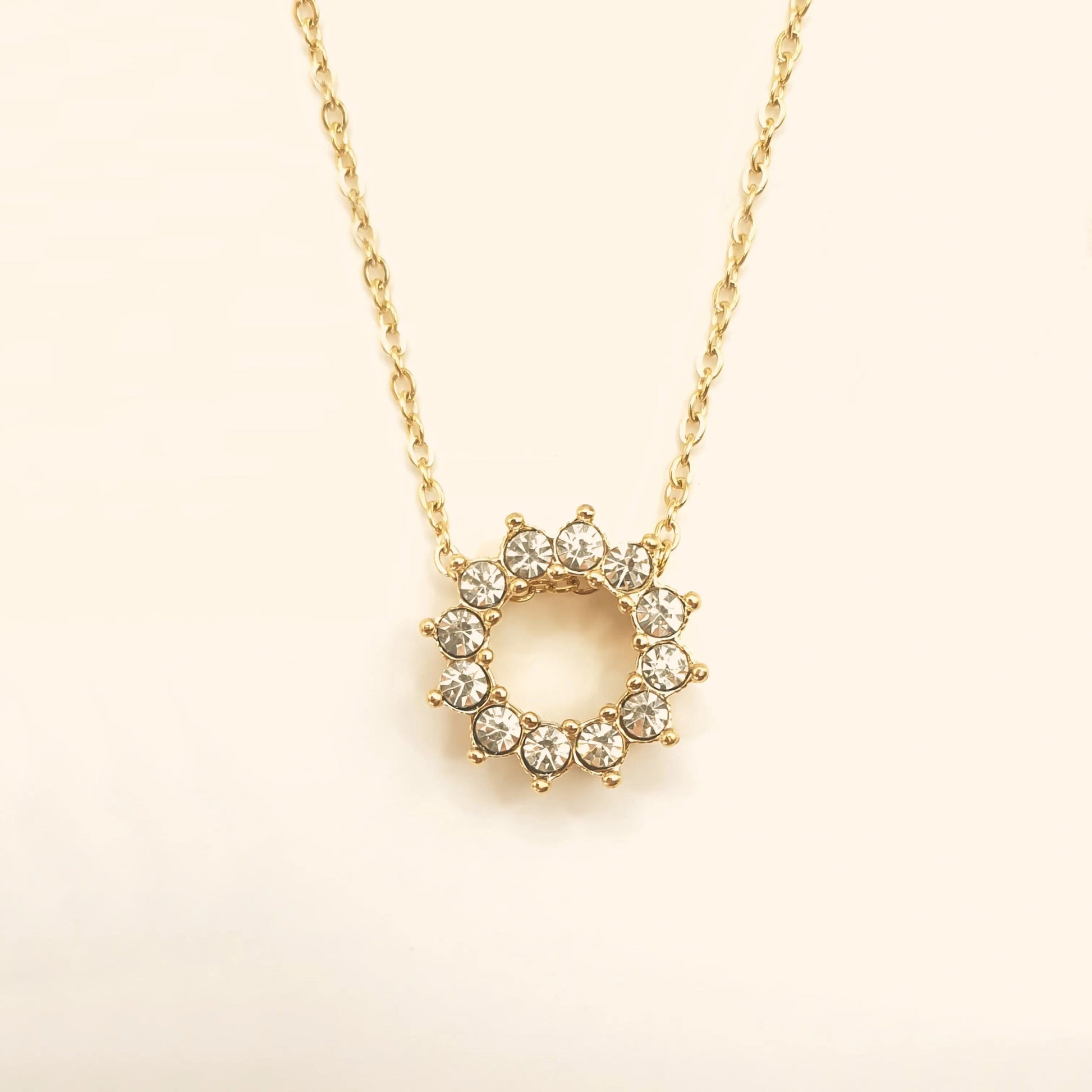 Collier doré femme en acier inoxydable, pendentif cercle serti de pierres scintillantes – modèle Yuna avec parure assortie Eclosia Bijoux