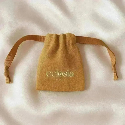 Écrin pochon cadeau Eclosia Bijoux en coton marron clair avec cordon, emballage élégant pour tous les bijoux de la marque Eclosia.